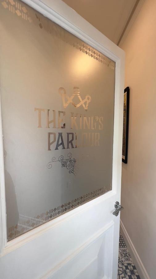 Ferienwohnung The King'S Parlour Whitehead Exterior foto